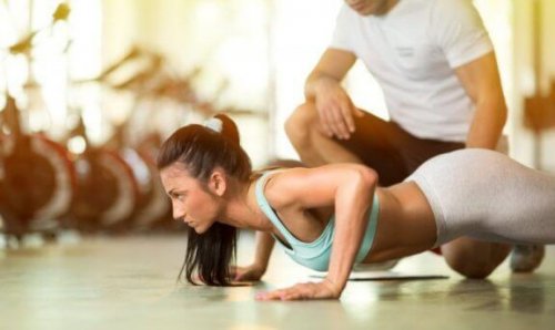 Push-ups for å trene triceps og hovedbrystmusklene