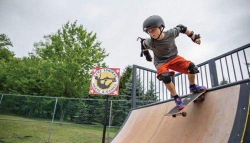 Gutt på skateboard.