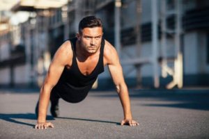 Push-ups for å trene triceps og hovedbrystmusklene