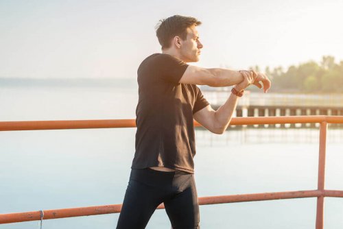 Mann varmer opp før trening