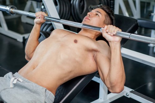 Benkpress er en av de brystøvelsene du bør inkludere i treningsrutinen din.