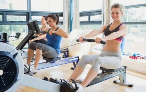 Kvinner på romaskin