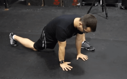 mann tøyer ut etter en treningsøkt