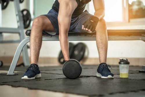 mann trener isolasjonsøvelser