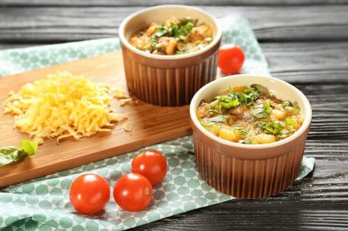 Fløtegratinerte poteter i suffleskål er en elegant rett som er enkel å servere.