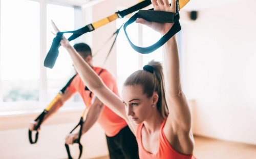 Par trener med trx-stropper