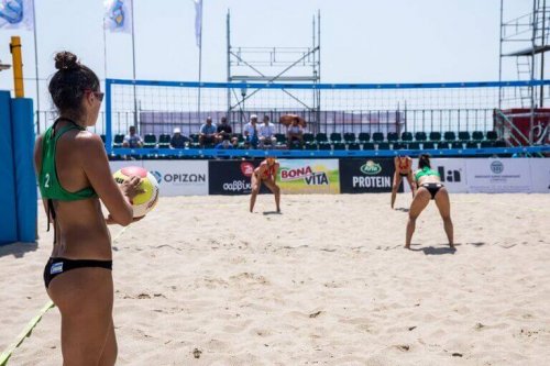 Strandvolleyball er flott om sommeren