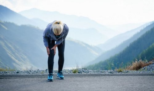 Kvinne med knesmerter