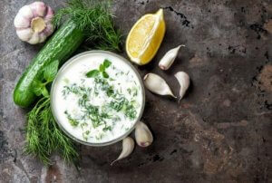 Hvordan tilberede grønn dillsaus