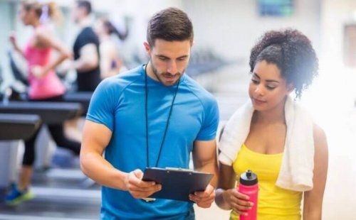 Kvinne snakker med treneren sin