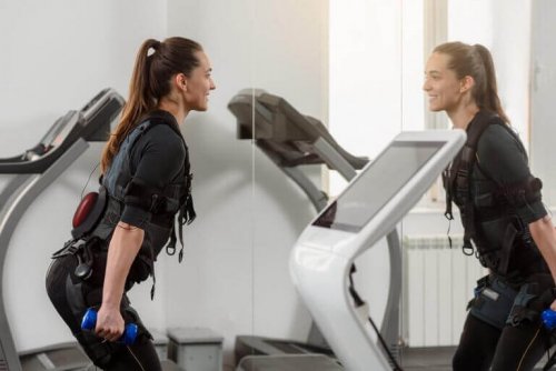 Kvinne som trener med elektrostimulering.