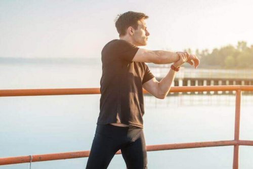 mann tøyer ut for å unngå skader