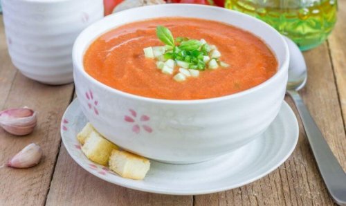 Sommer-gazpacho av tomater.