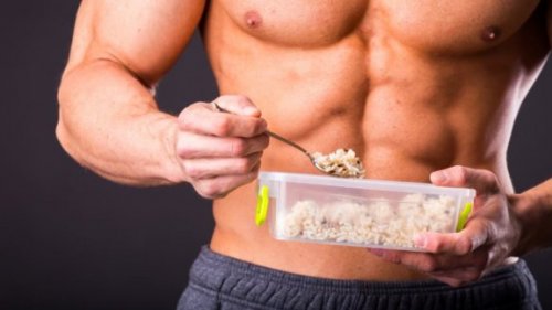 Mann som spiser ris.