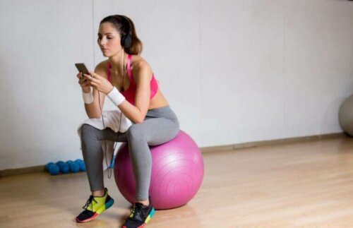 Kvinne hviler mellom settene