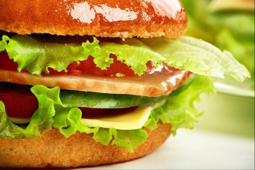 Prøv å bruke fullkornsbrød til dine burgere.