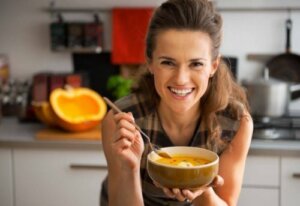 Oppskrifter på kalde og forfriskende supper