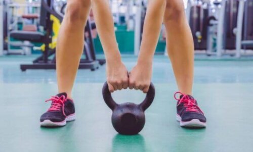 Kvinne trener med kettlebells