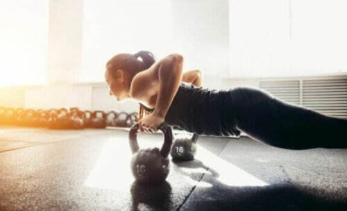 Øvelse med kettlebells