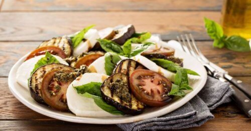 Salat med aubergine.