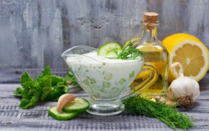 Oppskrift på gresk yoghurtsaus