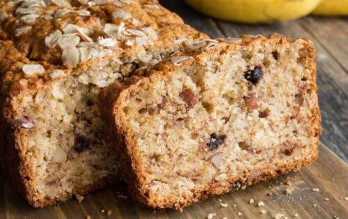 Kake med kandisert frukt og nøtter