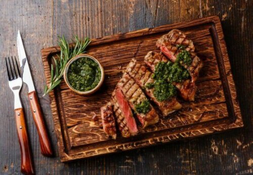 Chimichurrisaus på kjøtt