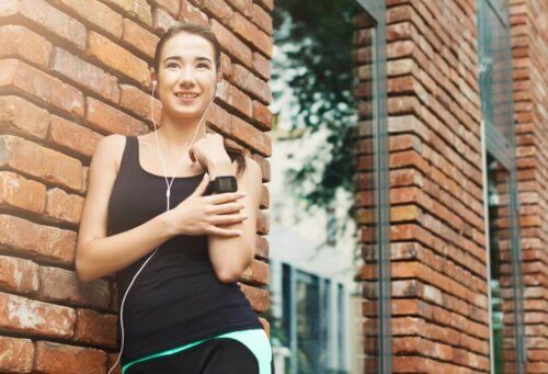 Jente som trener med det beste utstyret.