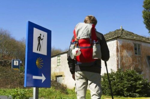 Mann som går Camino de Santiago.