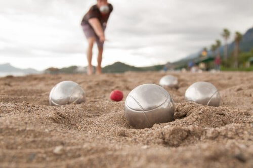 Mann spiller bocce