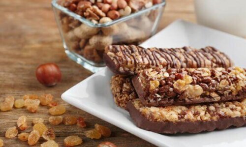 Sjokoladebar med nøtter og banan