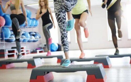 Folk som gjør trinnøvelser