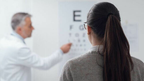 Kvinne på øyeundersøkelse