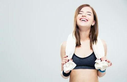 Kvinne som holder håndkle