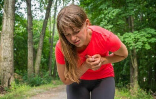 Kvinne som holder seg på brystet