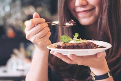 Kvinne som nyter brownie