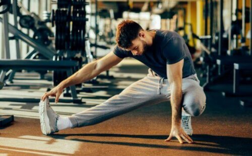 Mann som tøyer ut på et treningsstudio