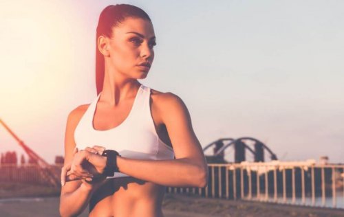 Kvinne trener fokusert