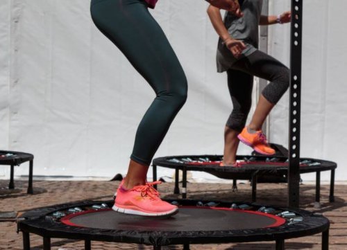 Kvinner på en trampoline.