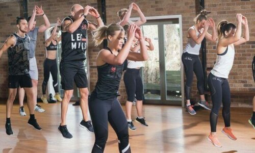 Folk som trener korte og intense øvelser på et treningsstudio.