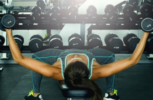 Kvinne som bruker frivekter for brystet.