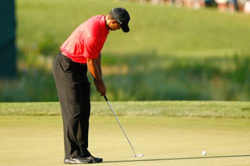 Tiger Woods treffer en ball.