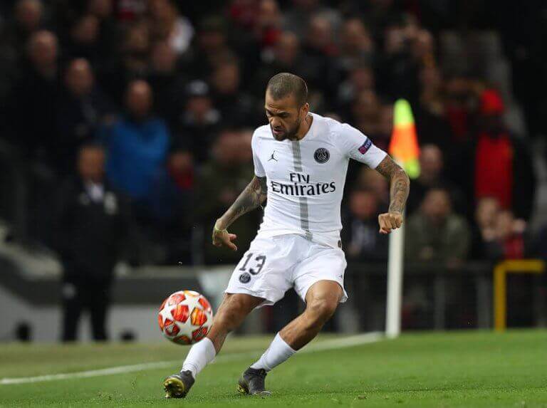 Dani Alves er en av fotballspillerne med flest titler i verden.