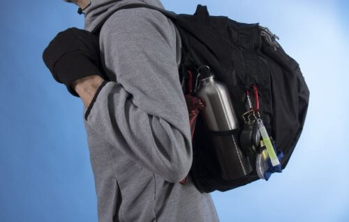 En mann med en nødsekk