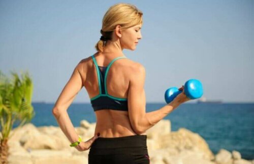 Kvinne som trener utendørs.