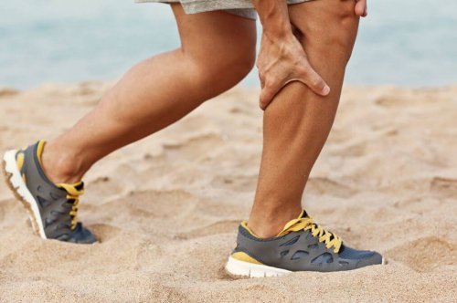 Mann med smertefulle muskelkramper.