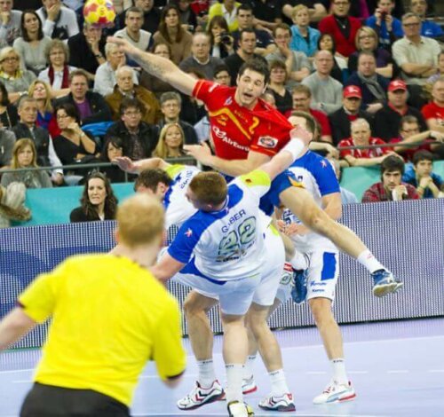 Menn spiller håndball