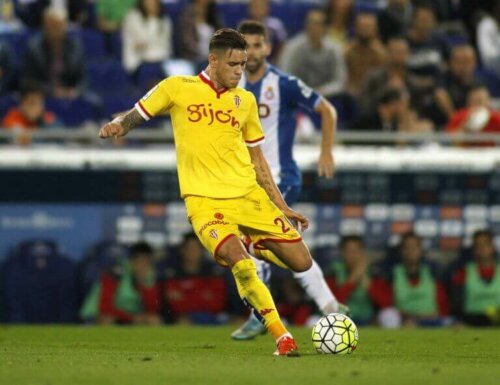 En Sporting de Gijón-spiller midt i et fotballkamp
