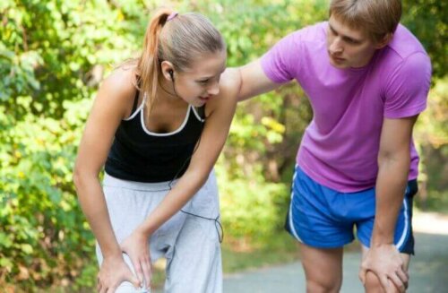 En jente som kjenner smerter i beinet etter å ha løpt på grunn av muskelstrekk