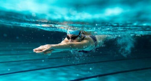 En person som svømmer under vannet i et basseng